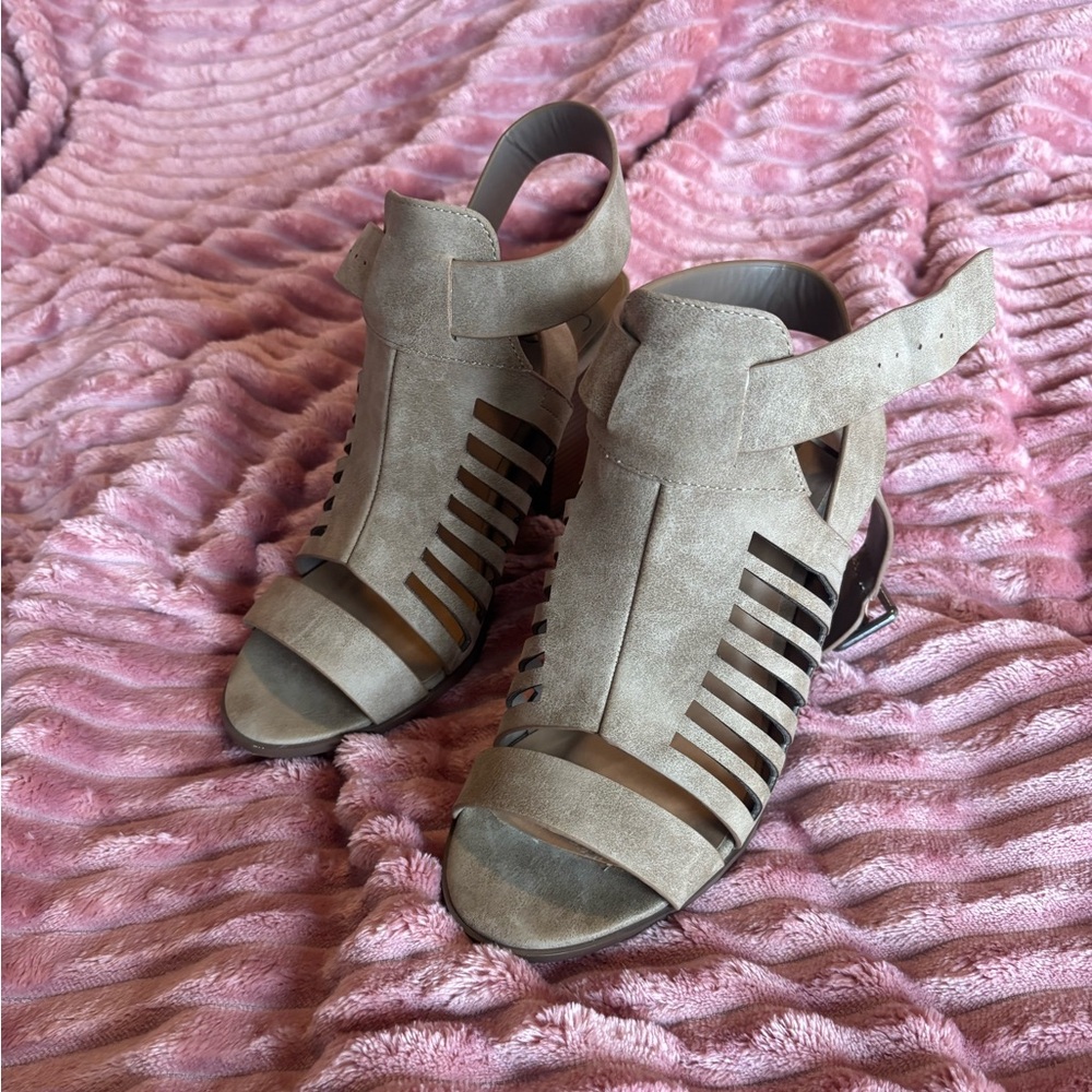 Brown heels - Picture 3 of 3